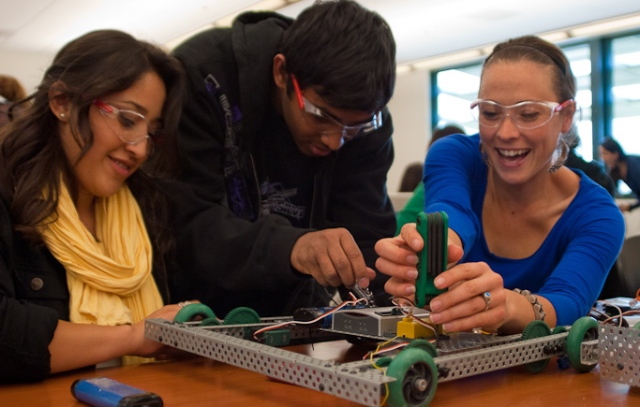 Students_work_on_robots_at_Cañada_College